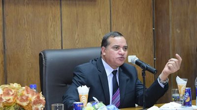 بالصور.. رئيس جامعة سوهاج يلتقي بشباب الباحثين 