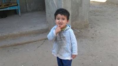 بالصور والفيديو| شاهد أمين الشرطة يلتقط طفل سقط من الدور الثالث قبل ارتطامه بالأرض