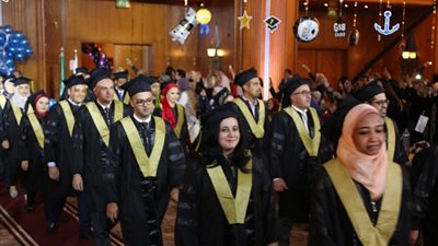 بالصور.. وزير التعليم العالي يشهد حفل تخريج دفعة 2017 من 