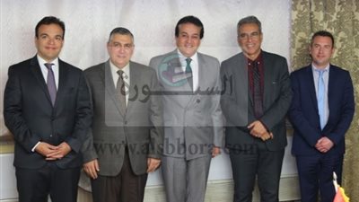 وزير التعليم العالي يشهد توقيع بروتوكول تعاون بين المركز القومي للبحوث والمدرسة الدولية للورق 