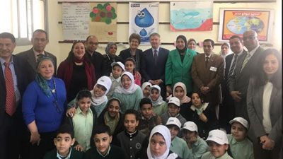 سفير كندا يتفقد مدرسة من مشروع 