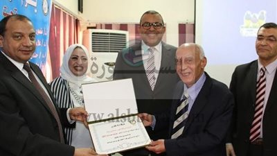 رئيس جامعة بنى سويف يكرم رموز كلية العلوم ويوجه بإطلاق اسمائهم على القاعات الدراسة
