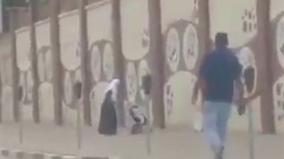 بالفيديو.. طالبة تقفز من فوق سور المدرسة للهروب من اليوم الدراسي