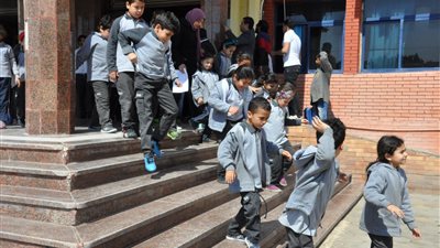 بالصور.. التعليم تتابع تنفيذ خطط الإخلاء في حالة الأزمات والكوارث بالمدارس  