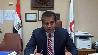 وزير التعليم العالي يتلقى تقريرًا حول أداء أقسام السيارات والتجهيزات الطبية بجامعة المنيا
