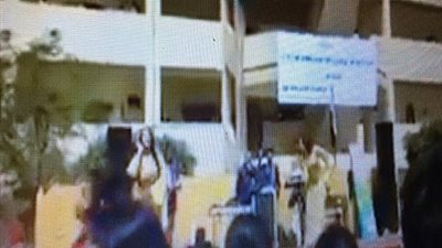 بالفيديو : راقصة شعبية وزميلتها على واحدة ونص في حفل تكريم المتفوقين بـ 