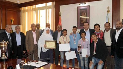 بالصور.. محافظ الأقصر يكرم فريق الكرة الخماسية بالتربية الخاصة والدمج