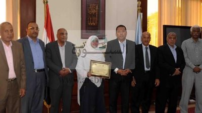 محافظ الأقصر يكرم الطالبة الاء الأولى على الوطن العربى