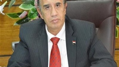 وقف عميد أداب أسيوط شهرعن العمل بسبب سبه زميله