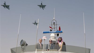 بالصور.. مقاتلاتMirage-2000  المصرية تُحلّق فوق قناة السويس خلال جولة السيسي وولي العهد السعودي