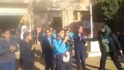 بالفيديو| طلاب يغنون ويرقصون على أغنية 