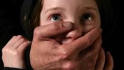 حبس اب بتهمة تحرشه بابنته اثناء نومها