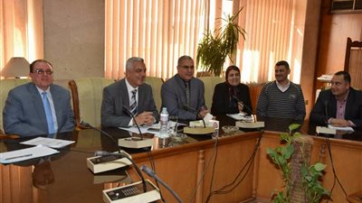 نائب رئيس جامعة المنوفية يجتمع بوفد من طلاب المدن الجامعية