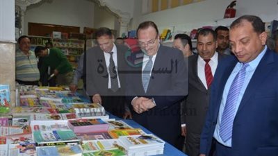محافظ بني سويف ورئيس الجامعة يفتتحان معرض الكتاب  لمؤسسة روزاليوسف يحتوى على 2500 كتاب