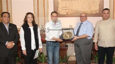 رئيس جامعة عين شمس يكرم الإعلامى