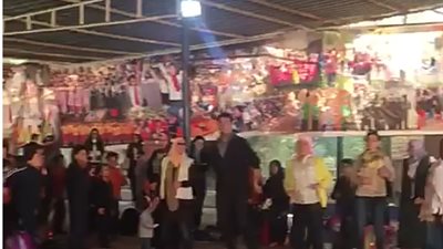 اولياء الأمور يتحدون أولادهم فى طابور الصباح 