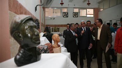 افتتاح المعرض التشكيلى لطلاب جامعة جنوب الوادى