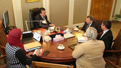 وزير التعليم العالى يستقبل العالم المصرى مصطفى السيد