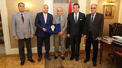 عبد الغفار يكرم الوكيل لرفضه رشوة108 الاف جنيه من عميد معهد