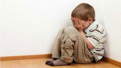 بالفيديو| معلم يتحرش بأحد التلاميذ بحجة الوضوء.. وضبط حارس المدرسة أثناء محاولته إدخال سيدة لغرفته  