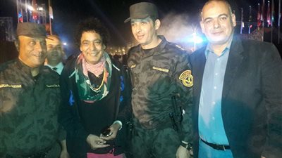 توافد جماهير الأقصر بميدان أبو الحجاج استعدادا لحفلة محمد منير 