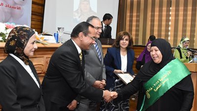 بالصور.. جامعة القاهرة تحتفل بعيد الأم وتكرم عدداً من الأمهات المثاليات 