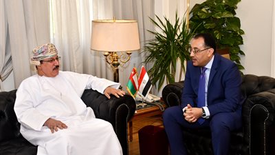 وزير الإسكان يلتقي نظيره العماني ويُرحب بنقل التجارب المصرية في مجال التطوير العقاري 