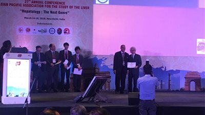 تكريم رئيس قسم الجهاز الهضمي بطب قنا بمؤتمر دولى بالهند