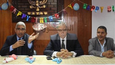 محافظ قنا ورئيس جامعة جنوب الوادي يكرمان الامهات بمستشفى قنا العام