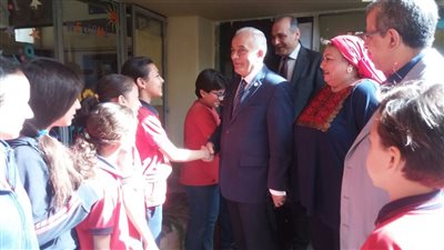 بالصور.. رئيس قطاع التعليم العام يتفقد مدرسة كلية النصر بالمعادى