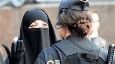 حظر ارتداء النقاب بالمدارس والجامعات