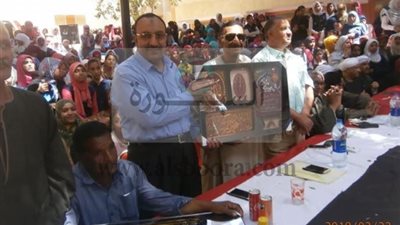 بالصور.. علم مصر مفرش منضدة باحتفالية مدرسة الثانوية الفنية بنات بإسنا جنوب الأقصر