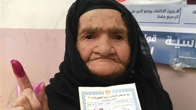 بالصور.. أكبر معمرة بالشرقية تدلى بصوتها فى الانتخابات الرئاسية