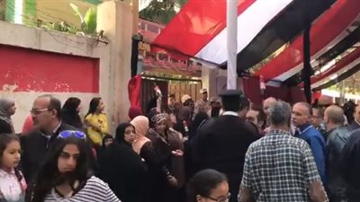 بالفيديو| زحام شديد امام لجنة مدرسة فاطمة الرويعى بالموسكى