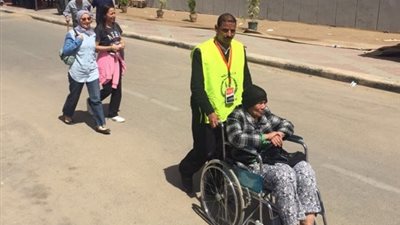 ذوى الاحتاجات الخاصة يواصلون الادلاء بأصواتهم بمدرسة صلاح الدين بالتجمع الخامس 