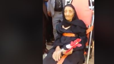 فيديو ..سيدة عمرها 101 عام تذهب للادلاء بصوتها فى سيارة اسعاف ..