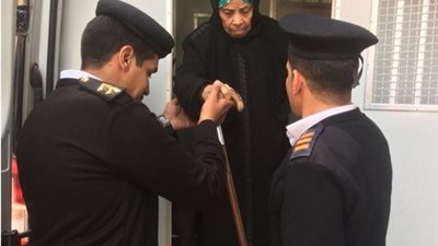 وزارة الداخلية تلبى طلب سيدة مريضة وتنقلها بسيارتها الى مقر لجنتها الانتخابية