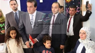 بالصور.. وزير التعليم العالى يصطحب أحفاده أثناء إدلائه بصوته فى انتخابات الرئاسة