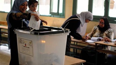 حشود كبيرة من المواطنين أمام لجان الدقي للمشاركة بالانتخابات.. ومدير الأمن يوجه لهم الشكر