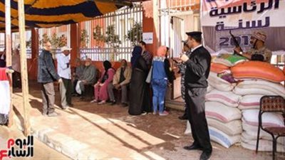 علي أنغام تسلم الأيادي.. طوابير انتخابية أمام لجنة تحيا مصر بالأسمرات