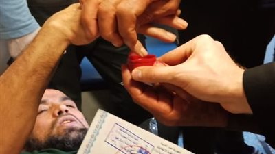 بالصور.. سيارة الاسعاف تنقل المرضى للادلاء باصواتهم فى الانتخابات بالشرقية 