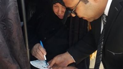 قاضٍى يخرج باستمارة التصويت لسيدة مسنة بالشرقية