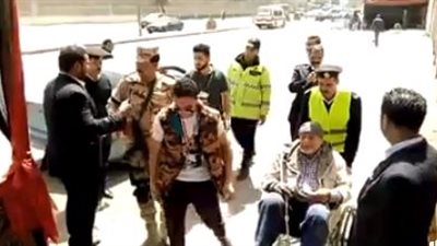 بالفيديو.. قوات الجيش والشرطة تساعد مسن للوصول الى لجنته بمدرسة ناصر الصناعية بشبرا 
