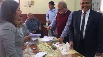  بالصور| رئيس أكاديمية البحث  العلمي يدلي بصوته في الانتخابات الرئاسية.. ويؤكد: صوت لصالح 