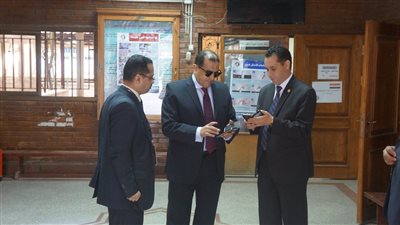 بالصور.. رئيس مصلحة الضرائب المصرية يصوت في الانتخابات الرئاسية