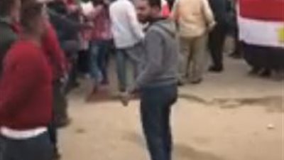 بالفيديو| زحام شديد امام لجنة حلوان الثانوية بنات