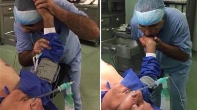 يوم الوفاء.. طبيب يقبل يد معلمه قبل اجراء عملية جراحية له