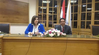  عميدة آداب عين شمس تكرم الطلاب المتميزين بالكلية