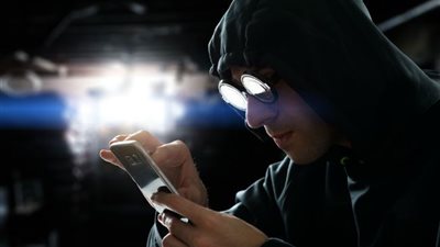 غرامة مالية وحبس لاحد الزوجين لمن يتجسس على هاتف الاخر