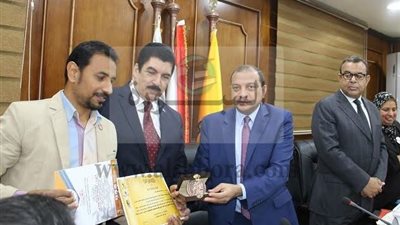 جامعة بنى سويف يكرم الدكتور محمد ماضى لتميزه فى ملتقى النحت الدولى 